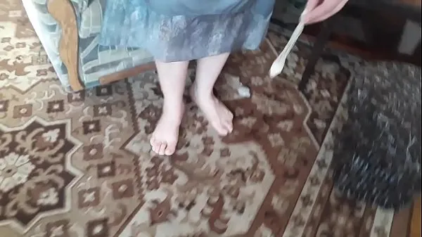 Varm Mature milf discovered used condom young guy. Foot Fetish cum färsk tub