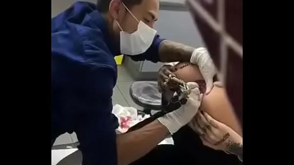 Горячий Женщина татуирует ее задницу ссылка полное видео свежий тюбик