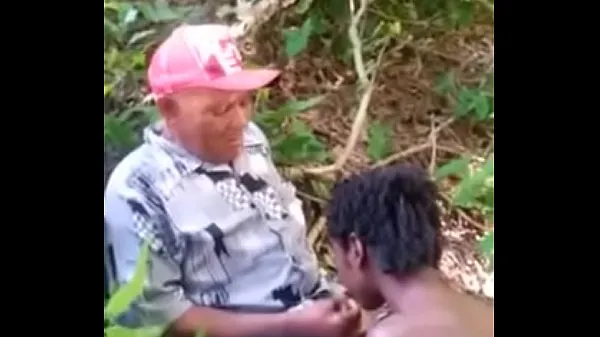 Tabung segar Young man recorded in the jungle panas