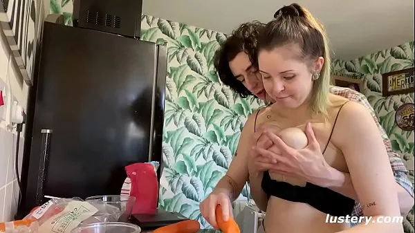 Hete Lustery Submission : Oliver & April - VLOG: Naked Goods verse buis