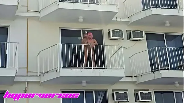 Ζεστό Hot couple starts to fuck on the balcony of the hotel in Acapulco, the waitress notices it and doesn't say anything to them φρέσκο ​​σωλήνα