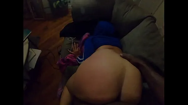 Hete Pounding my roommates big booty wife on the counch verse buis