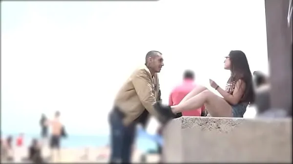 Varmt He proves he can pick any girl at the Barcelona beach frisk rør