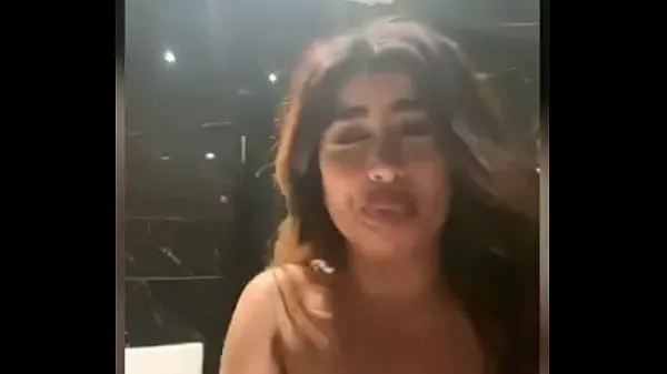 Hete French Arab camgirl masturbating in a bathroom & spraying everywhere verse buis