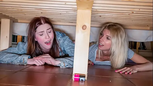 Hete Pervert Young Guy Fucks His Stepmom and Stepsis Stuck Under The Bed verse buis