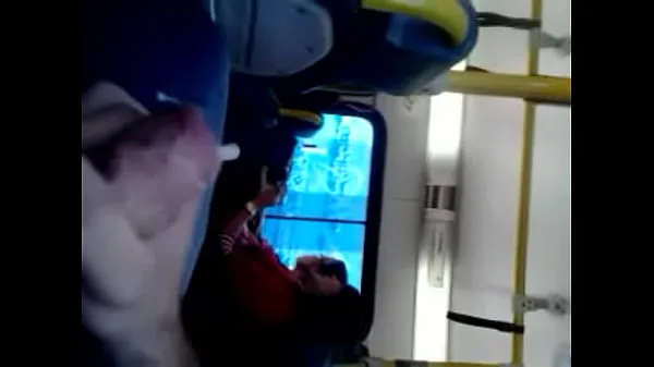 Vroča jack off on the bus sveža cev