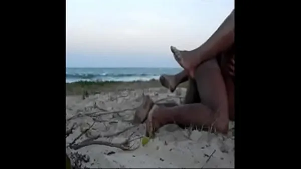 Vroča DELICIOUSLY FUCKING DOWN ON THE BEACH WITH HEALED MALE sveža cev