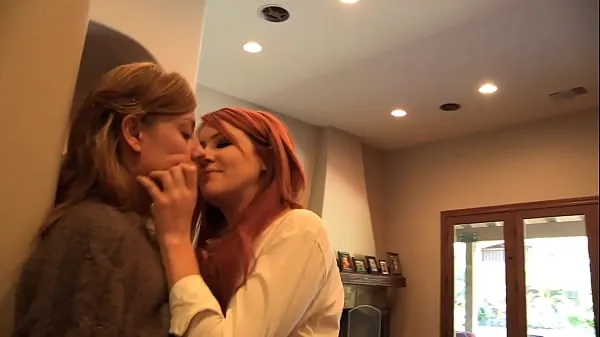 Kuuma redhead MILF lesbian tuore putki
