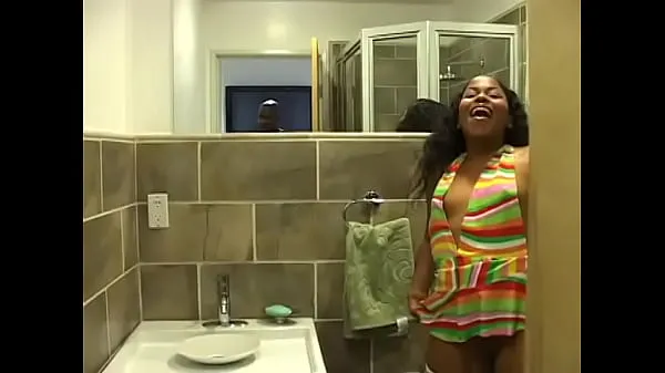 Ebony chick in white fishnet stockings pissing in the toilet and filming Tiub segar panas