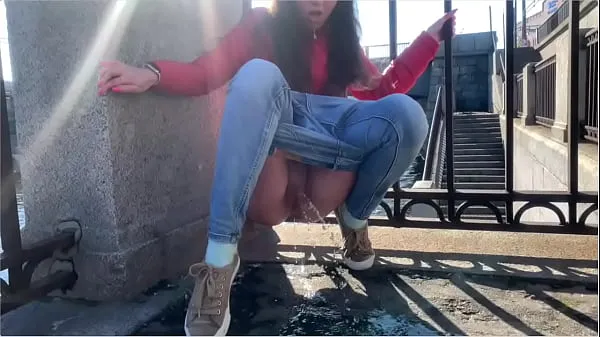 Gorąca Girl pee in a public place świeża tuba