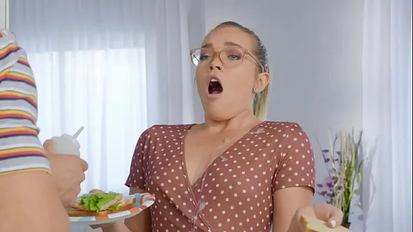 Hete She Likes Her Cock In The Kitchen / Brazzers scene from verse buis