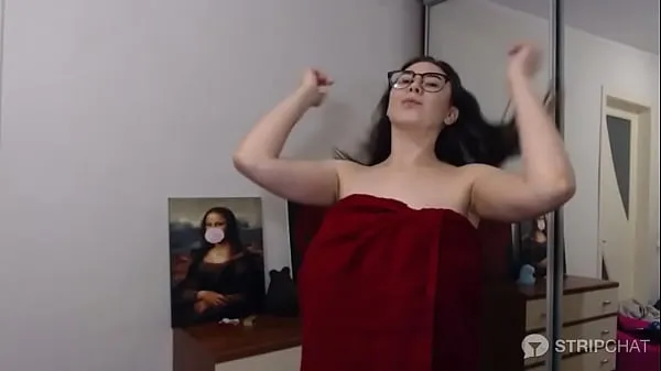 Varm Brunette camgirl with glasses oils up her huge tits färsk tub