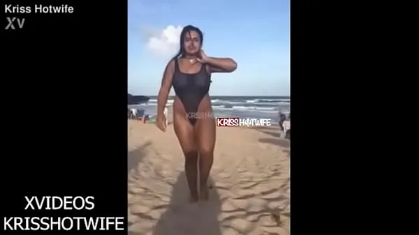 Ζεστό Kriss Hotwife Showing Off With Transparent Swimsuit On Public Beach φρέσκο ​​σωλήνα