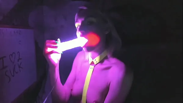 Hete kelly copperfield deepthroats LED glowing dildo on webcam verse buis