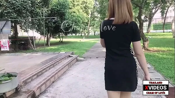 Vroča Thai girl showing her pussy outdoors sveža cev
