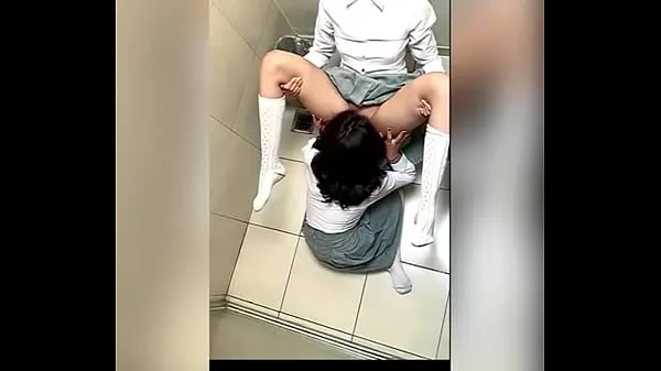 Varmt Two Lesbian Students Fucking in the School Bathroom! Pussy Licking Between School Friends! Real Amateur Sex! Cute Hot Latinas frisk rør