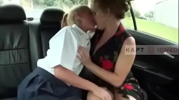 Ζεστό Lesbian step mom goes to for her and punishes her (probably wrongly subtitled in Spanish φρέσκο ​​σωλήνα