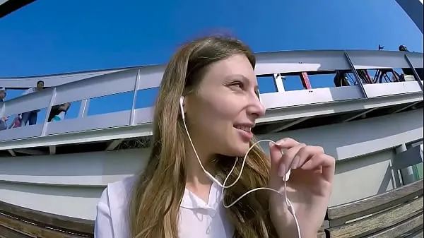 Vroča Talia Mint plays in public with remote control toy over the phone with fan sveža cev