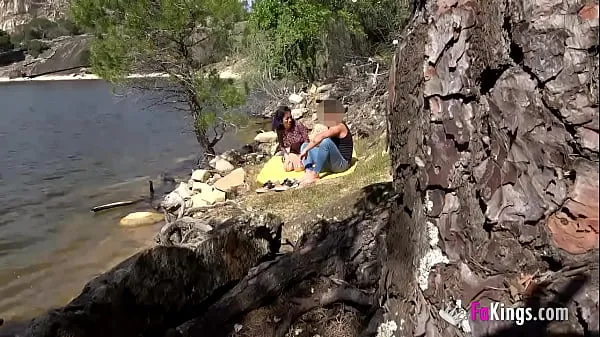 Varm VOYEUR FUCK: Filming an amateur couple outdoors färsk tub
