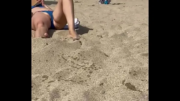 Tabung segar Public flashing pussy on the beach for strangers panas