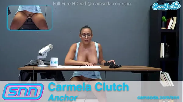 Sıcak Camsoda News Network Reporter reads out news as she rides the sybian taze Tüp