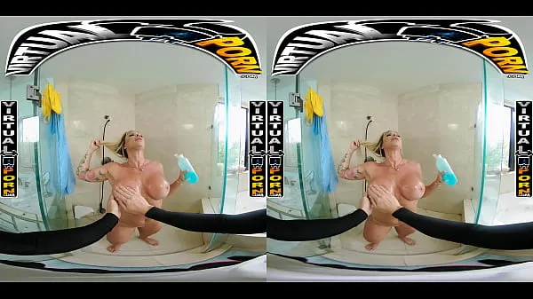 Varm Busty Blonde MILF Robbin Banx Seduces Step Son In Shower färsk tub