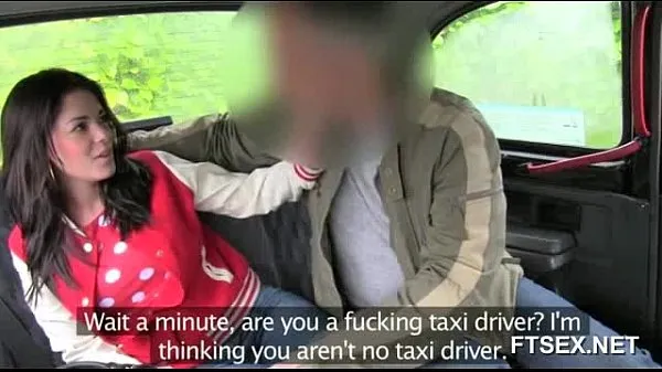 Hete Brunette babe doesn't want to pay the taxi driver verse buis