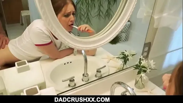 Vroča Step Daughter Brushing Teeth Fuck sveža cev