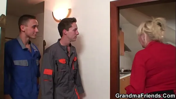 Vroča Two workers share very old sveža cev