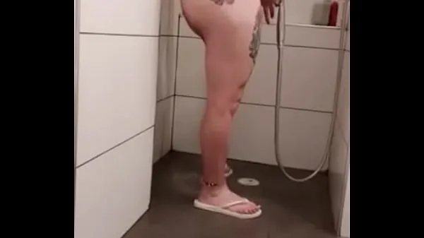 Varm Karen shows us her red toes white flip flops while showering färsk tub