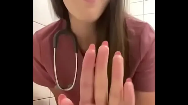 Varm nurse masturbates in hospital bathroom färsk tub