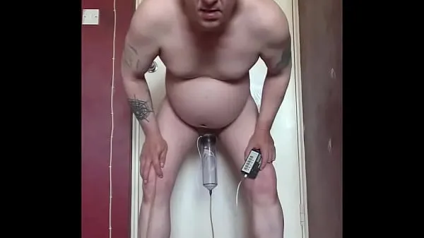 Tabung segar bisexual gay mark wright inserts electro nipple clamps on the end of his cock and takes a piss at the same time filling up his piss tube and covering all the electro wires panas