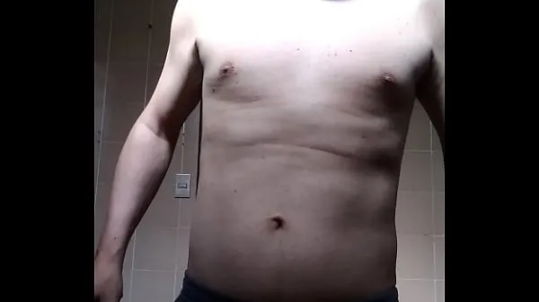 Varm shirtless man showing off färsk tub