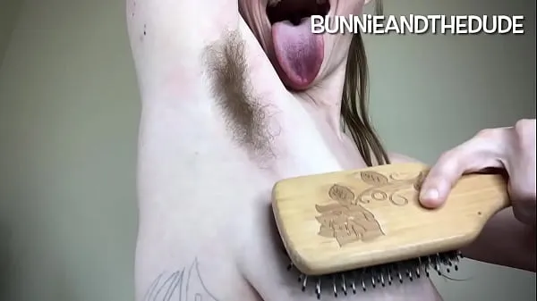 Hete Hot Hairy Hippie Sniffing and Licking Sweaty Stinky Long Armpits After Brushing and Bouncing Perfect Veiny Tits Closeup - BunnieAndTheDude verse buis