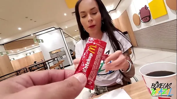 热的 Aleshka Markov gets ready inside McDonalds while eating her lunch and letting Neca out 新鲜的管
