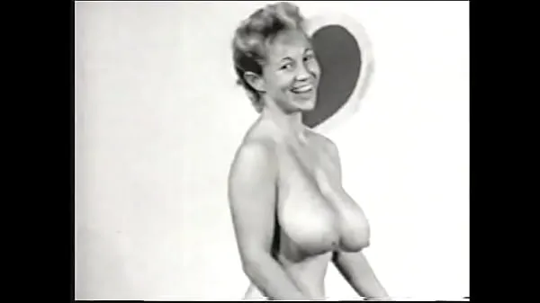 Ζεστό Nude model with a gorgeous figure takes part in a porn photo shoot of the 50s φρέσκο ​​σωλήνα