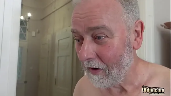 Varmt White hair old man has sex with nympho teen that wants his cock insider her frisk rør