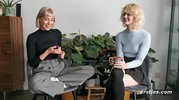 Tabung segar Blonde's First Time Eating Pussy panas