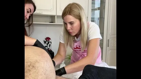 Hete During a shaving lesson, a client Cumshot on my student verse buis