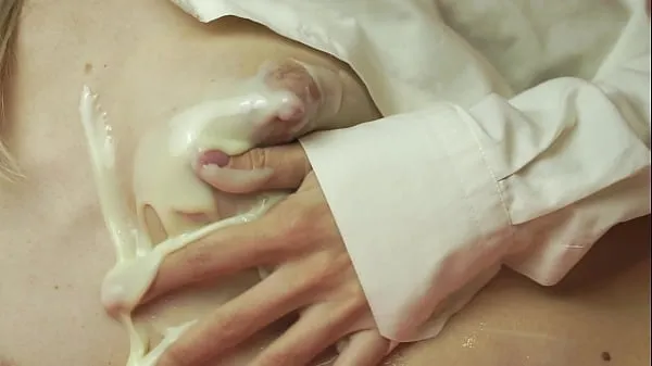 Kuuma Hot babe spills condensed milk on her body tuore putki