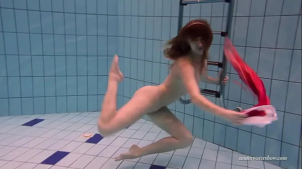 Gorąca Bultihalo is a super beautiful sexy girl underwater świeża tuba