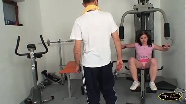 The girl does gymnastics in the room and the dirty old man shows him his cock and fucks her # 1 Tiub segar panas
