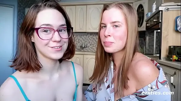 Varmt Lesbian Friends Enjoy Their First Time Together frisk rør