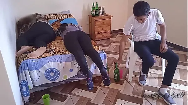 the best action movie part 2: after arriving home with my wife's cuckold and her friend we fucked to have a good time while my wife can't see us Tiub segar panas