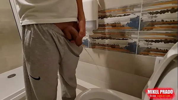 Gorąca Guy films him peeing in the toilet świeża tuba