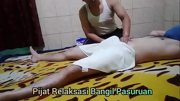 Varmt Straight man gets hard during Thai massage frisk rør