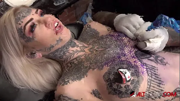 Forró Sascha plays with Amber Luke while she gets tattooed friss cső