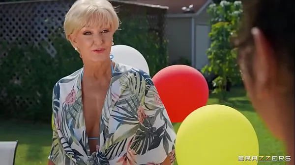 Hete Gilf Crashes Pool Party / Brazzers / download full from verse buis
