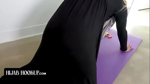 Hete Hijab Hookup - Slender Muslim Girl In Hijab Surprises Instructor As She Strips Of Her Clothes verse buis