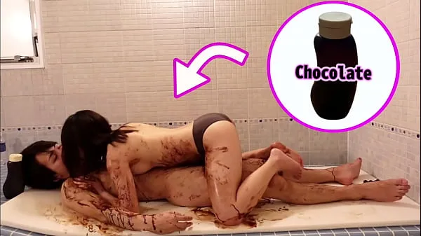 Varm Chocolate slick sex in the bathroom on valentine's day - Japanese young couple's real orgasm färsk tub